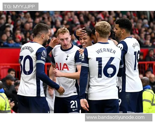 差点出事!热刺后场出球被断,勒温得球后扫射高出横梁 差点出事!热刺后场出球被断,勒温得球后扫射高出横梁