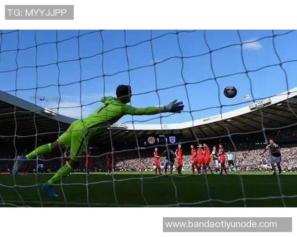 日本队迅速追平比分小川航基远射助攻巴拉圭门将失误入网