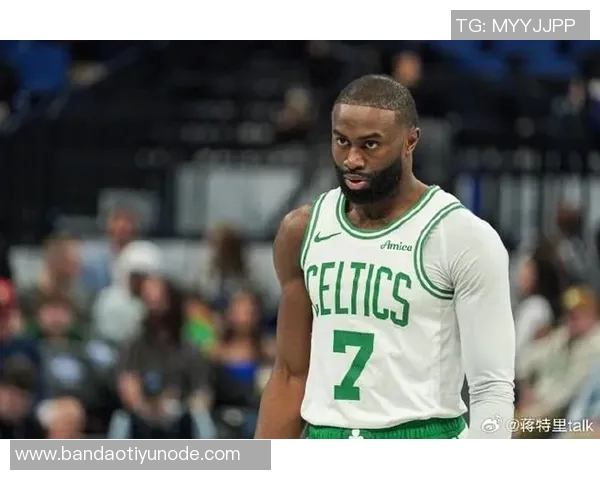 杰伦布朗表现平平18投9中贡献26分8篮板4助攻2抢断罚球命中率尚可 杰伦布朗表现平平18投9中贡献26分8篮板4助攻2抢断罚球命中率尚可